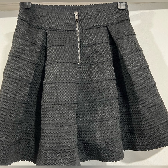 Devin adorable black skirt - Picture 3 of 10